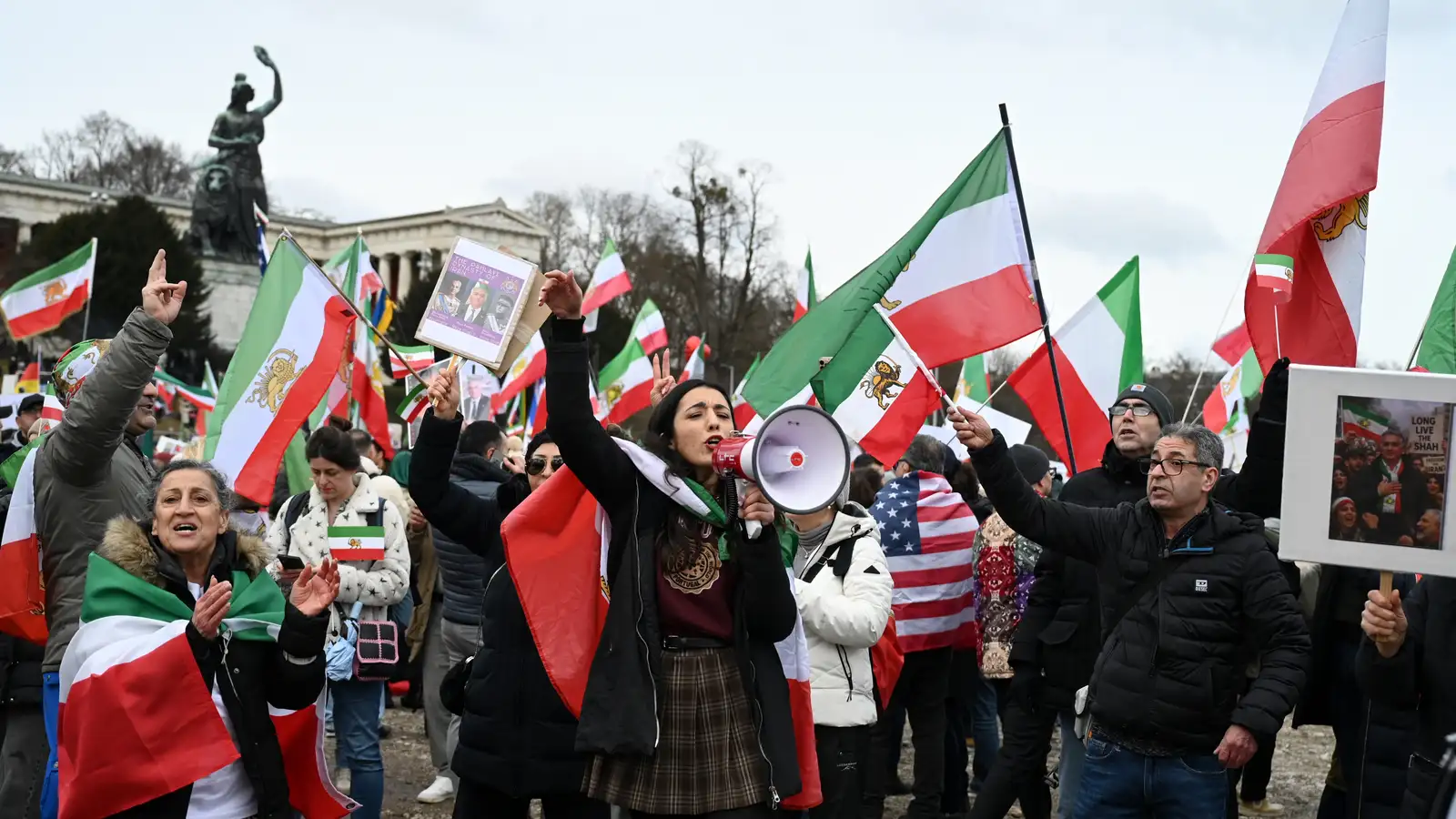 Fjölmenn mótmæli víða um heim gegn klerkastjórninni í Íran