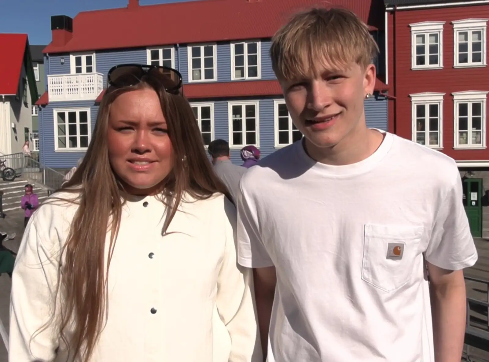 Örn og Rannveig standa saman úti í sólinni.