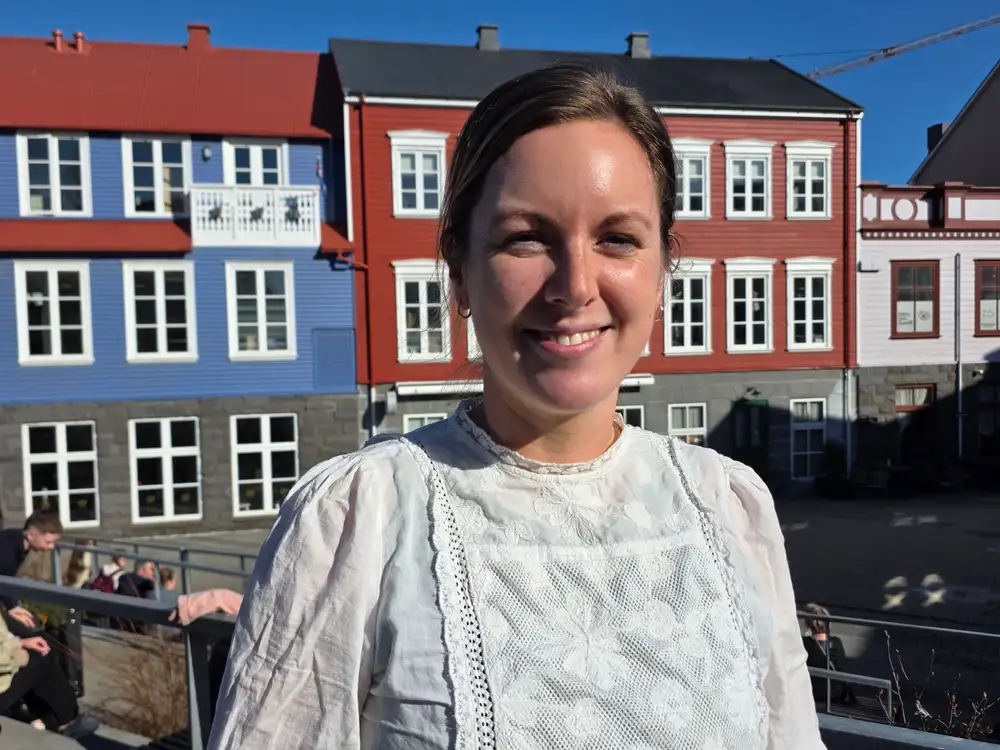 Hera stendur úti í sólinni