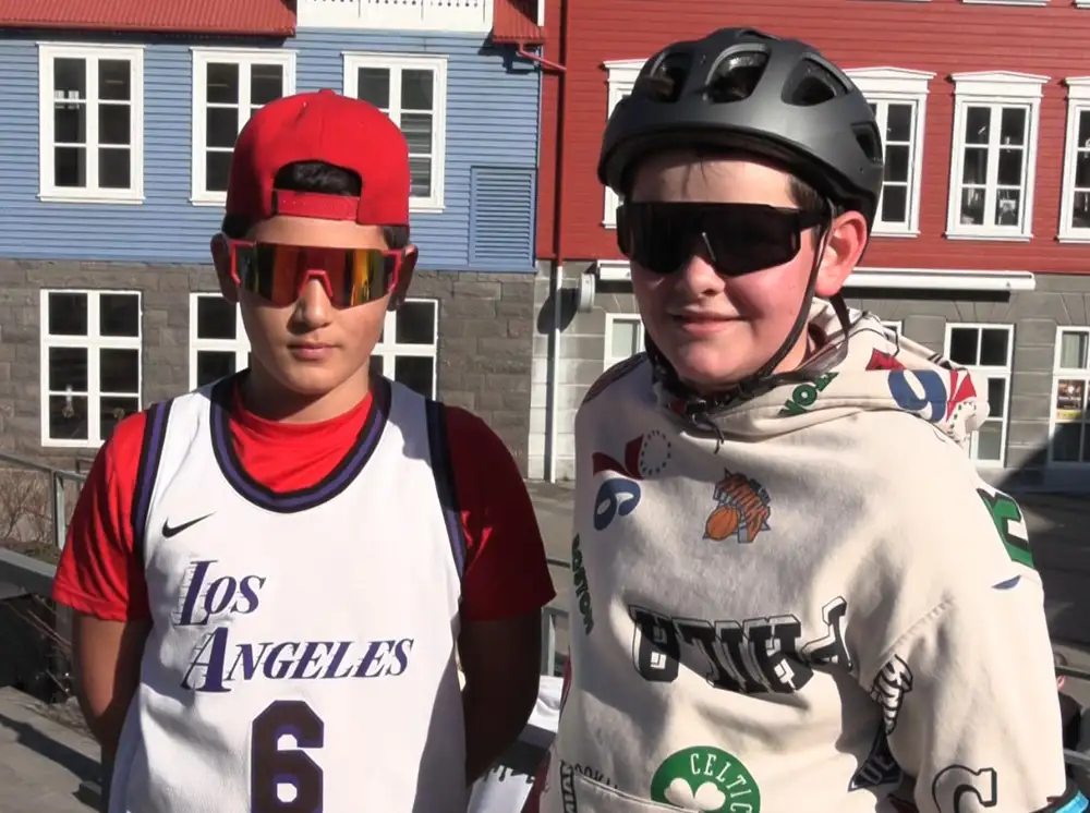 Drengirnir eru báðir í sólinni úti og með hjálm og sólgleraugu