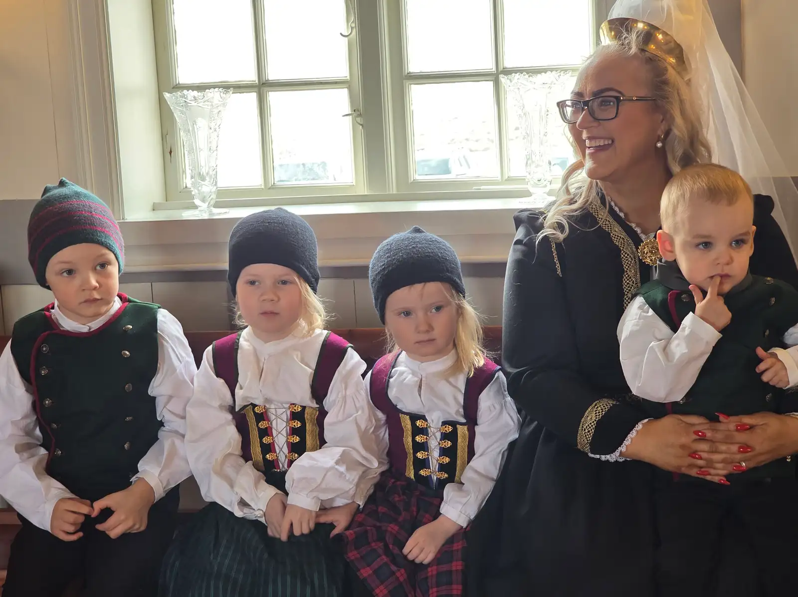 Mynd af börnum sem sóttu þjóðbúningamessuna í Krosskirkju í Austur-Landeyjum í apríl 2026.