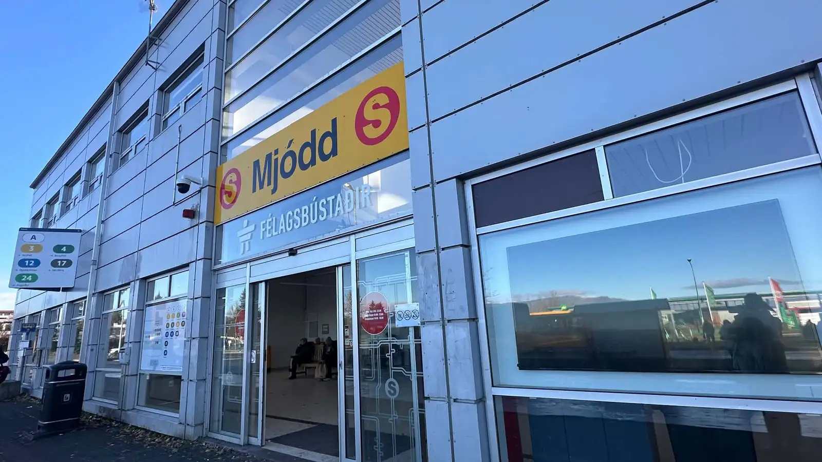 Aukið öryggi í Mjódd: Færri felustaðir og gegnsæ strætóskýli