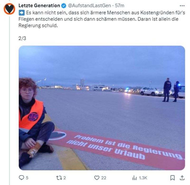 Skjáskot af X-síðu loftslagsbaráttuhópsins Letzte Generation sem sýnir mótmælanda, einn nokkurra, sem komu sér fyrir á flugbraut við alþjóðlega flugvöllinn í þýsku borginni München snemma morguns 18. maí 2024.