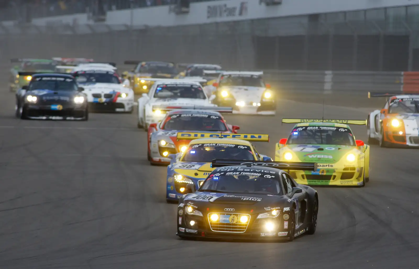 epa02158392 The Audi A8 of Team Abt Sportsline (C) leads the pack at the 24 Hours on Nurburgring race track in Nuerburg, Germany, 15 May 2010. A total of 202 vehicles compete in this year's 24 Hour Nurburgring.  EPA/THOMAS FREY