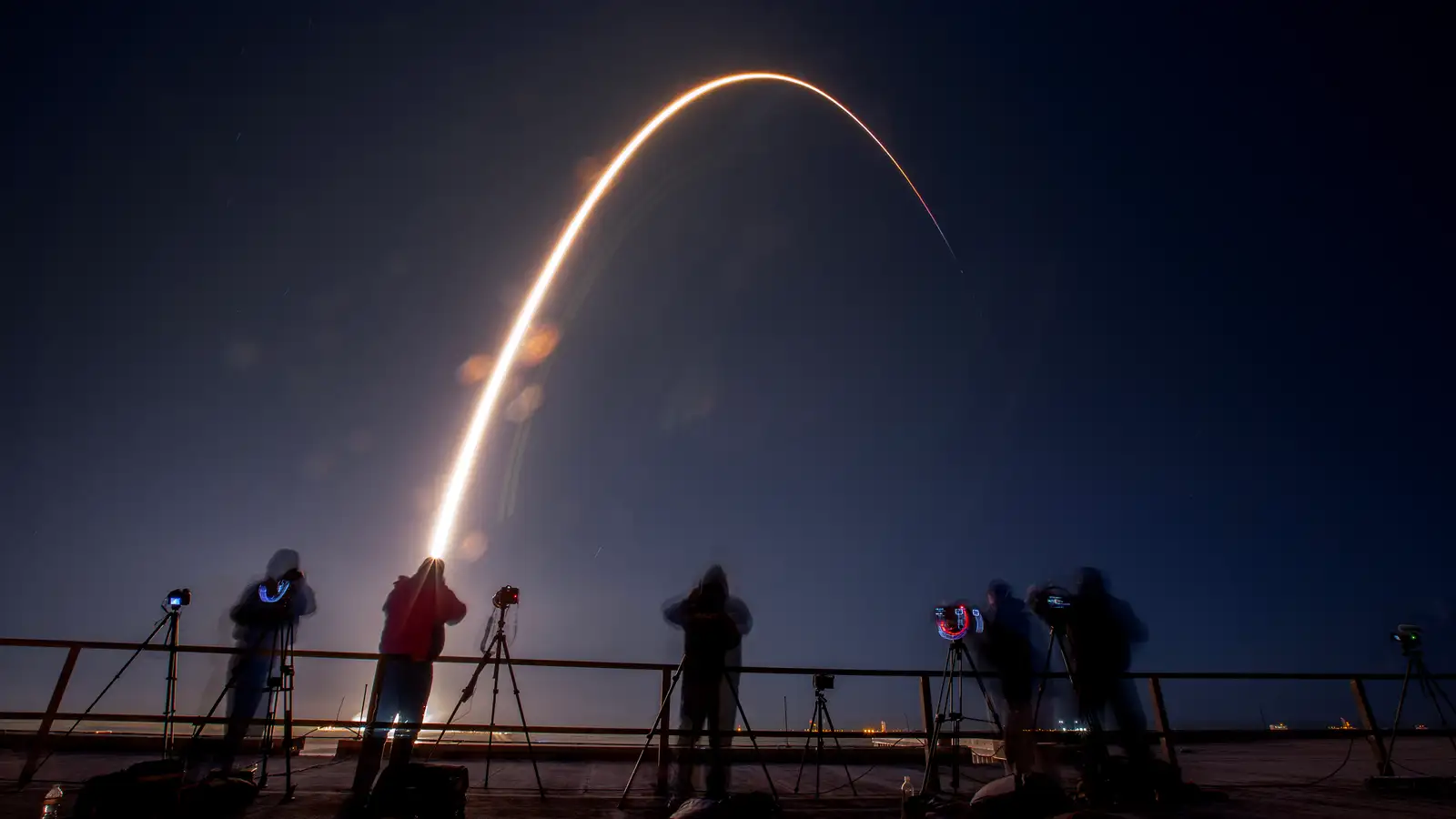 Geimrusl frá SpaceX sem stefnir á tunglið myndar þar nýjan gíg