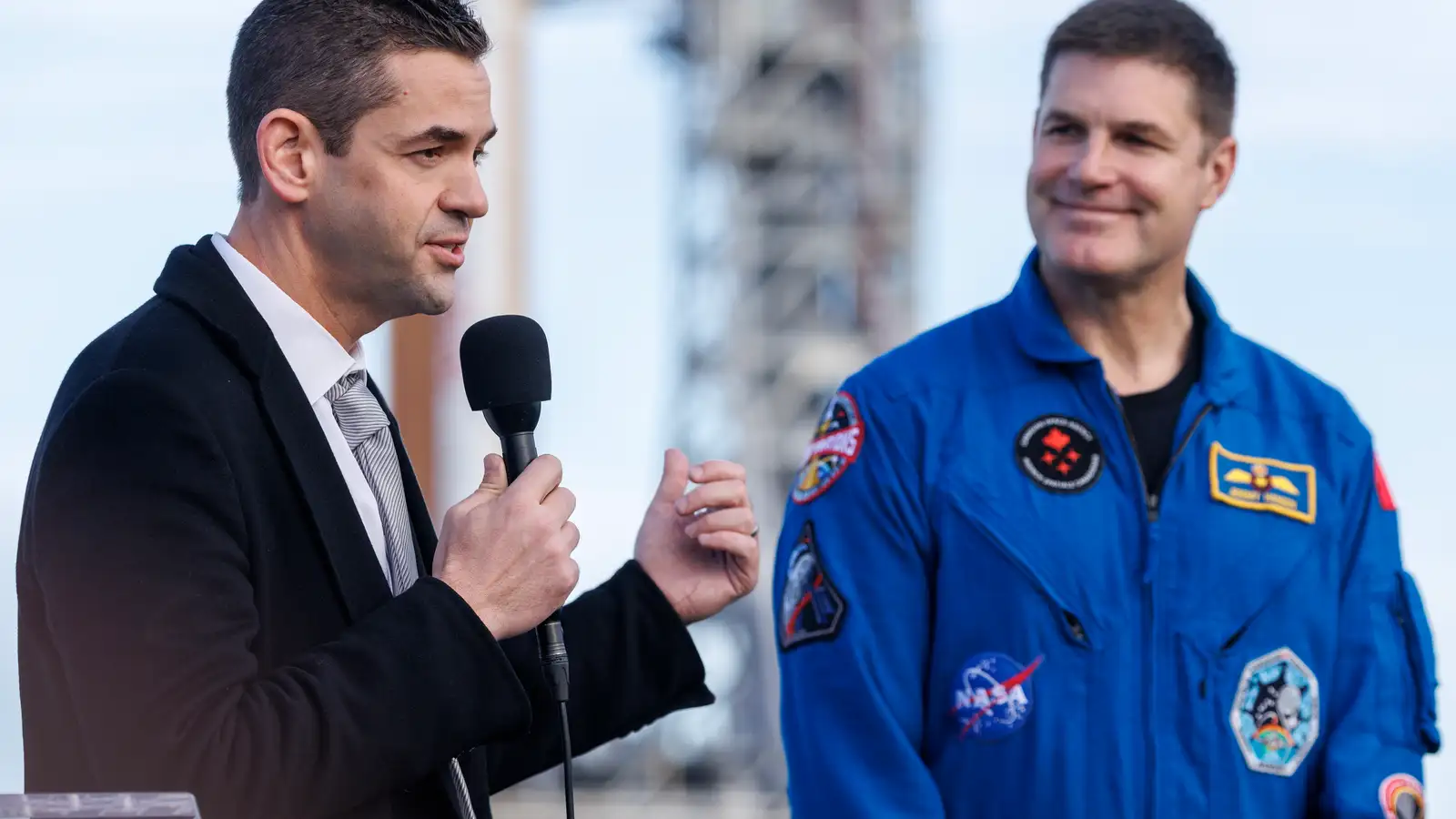 Mannaðri ferð umhverfis tunglið frestað fram í mars