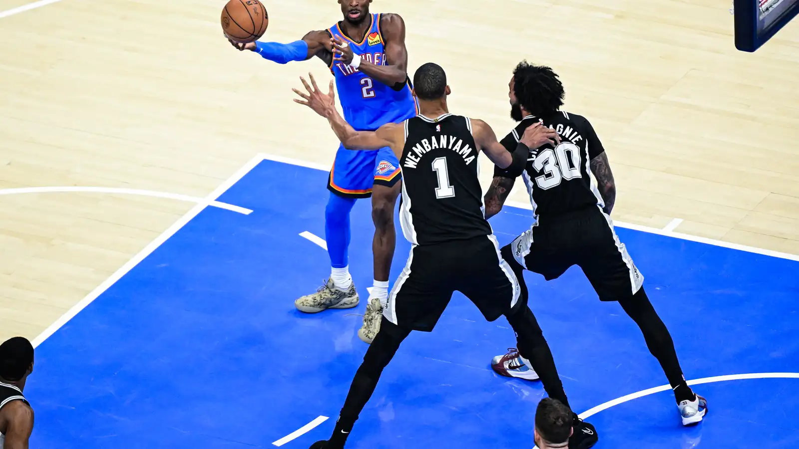 San Antonio Spurs kæfðu vonir Oklahoma um að verja titilinn og mæta New York Knicks í úrslitum NBA
