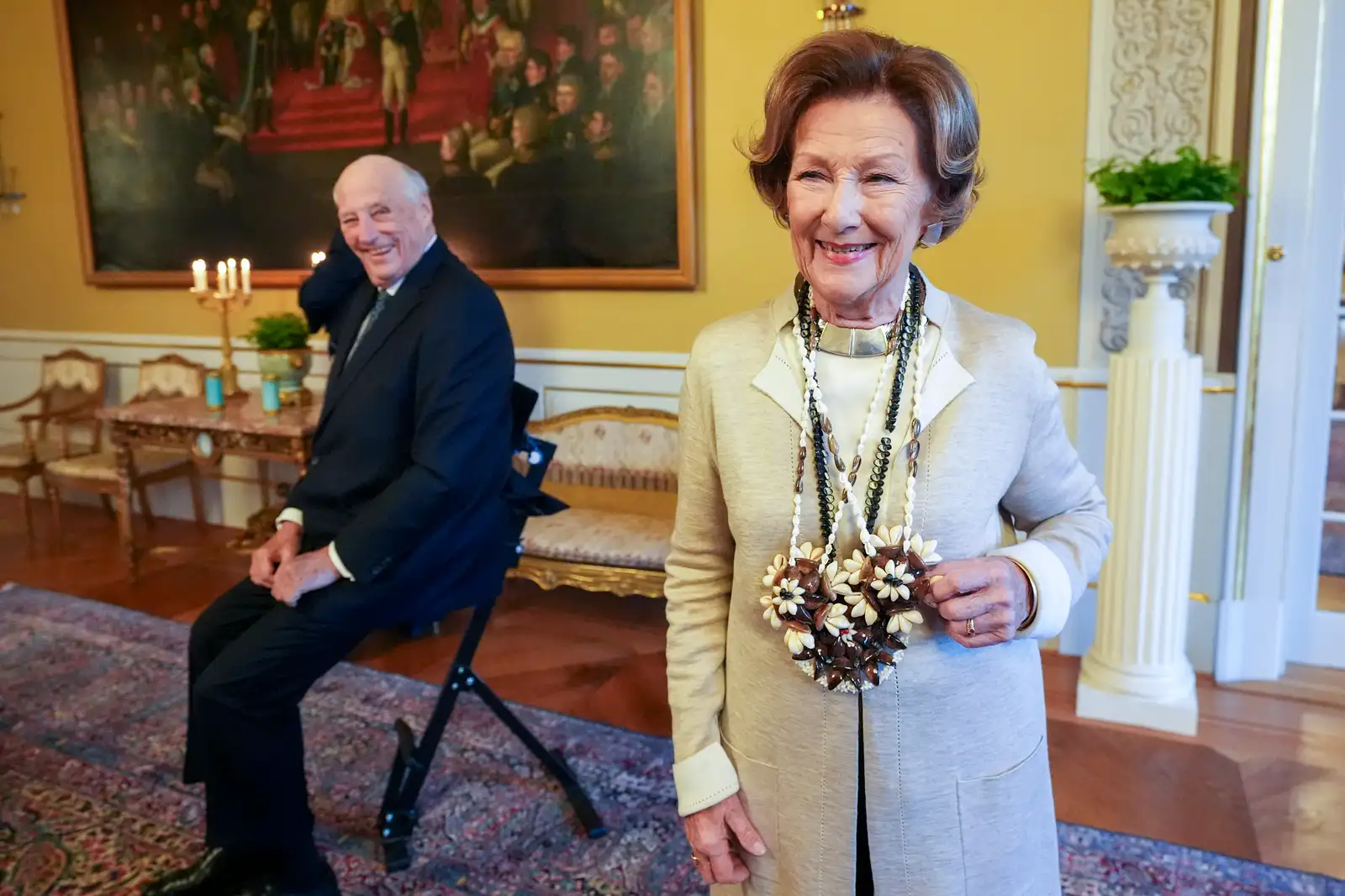 epa11718350 Norwegian King Harald and Queen Sonja, who had received a piece of shell jewelry during a previous state visit, receive a delegation from Easter Island and the Chilean authorities to the audience at the Palace on the occasion of the return of remains from the Kon-Tiki museum, in Oslo, Norway, 12 November 2024 (issued 13 November 2024). A delegation from Chile/Rapa Nui is on three-day visit to Oslo to return human remains from The Kon-Tiki Museum to Chile's Ester Island/Rapa Nui, a museum statement stated on 13 November. There are around 5,600 objects brought by Norwegian adventurer and ethnographer Thor Heyerdahl from Easter Island during 1950’s expedition, including human remains and archaeological artefacts, many are stored and displayed at The Kon-Tiki Museum. Some of the artefacts have been returned in 1986 and 2006, before an agreement on returning the objects from The Kon-Tiki Museum to Rapa Nui was signed in 2019.  EPA-EFE/LISE ASERUD  NORWAY OUT