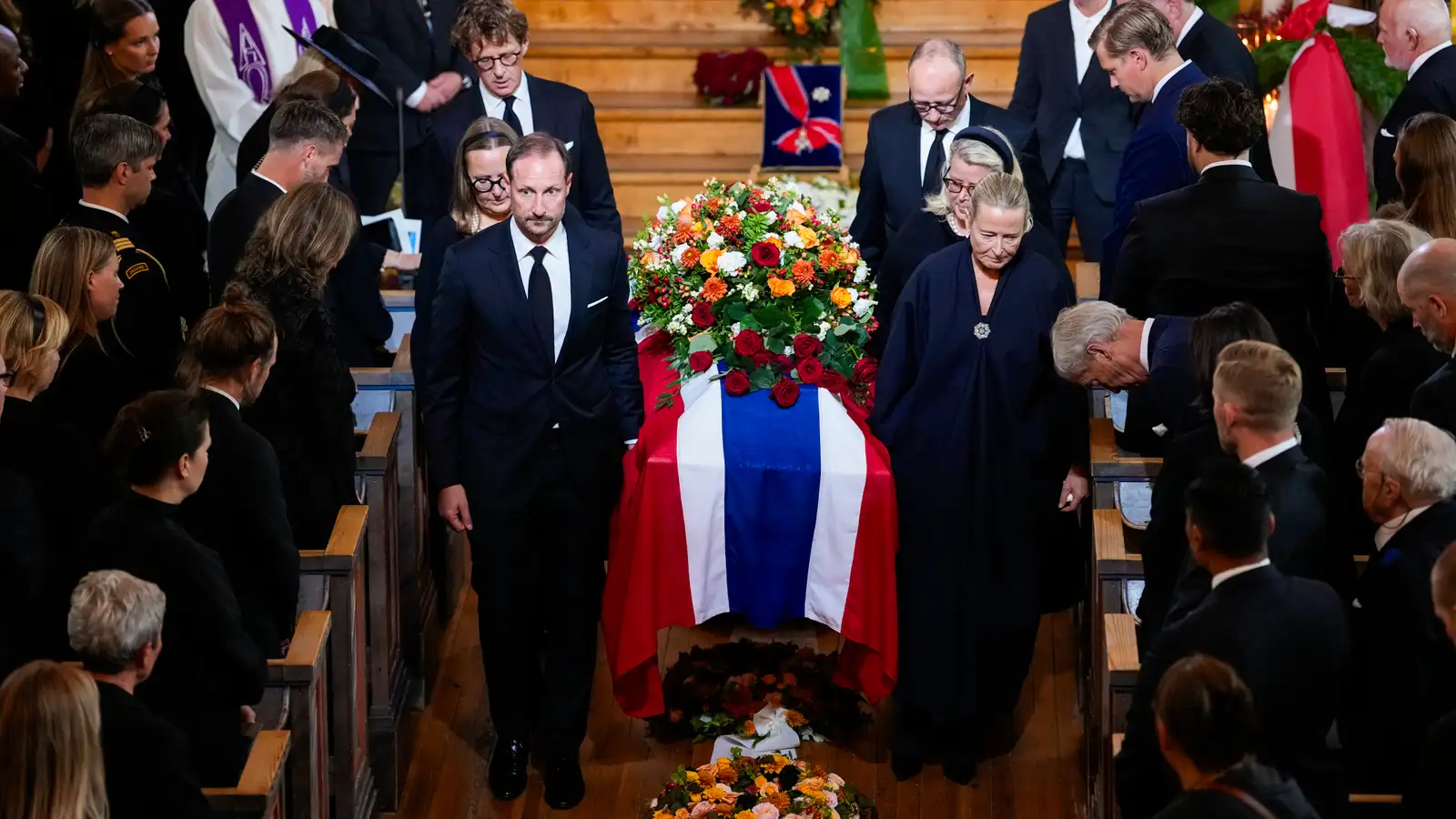Ástríður Noregsprinsessa borin til grafar
