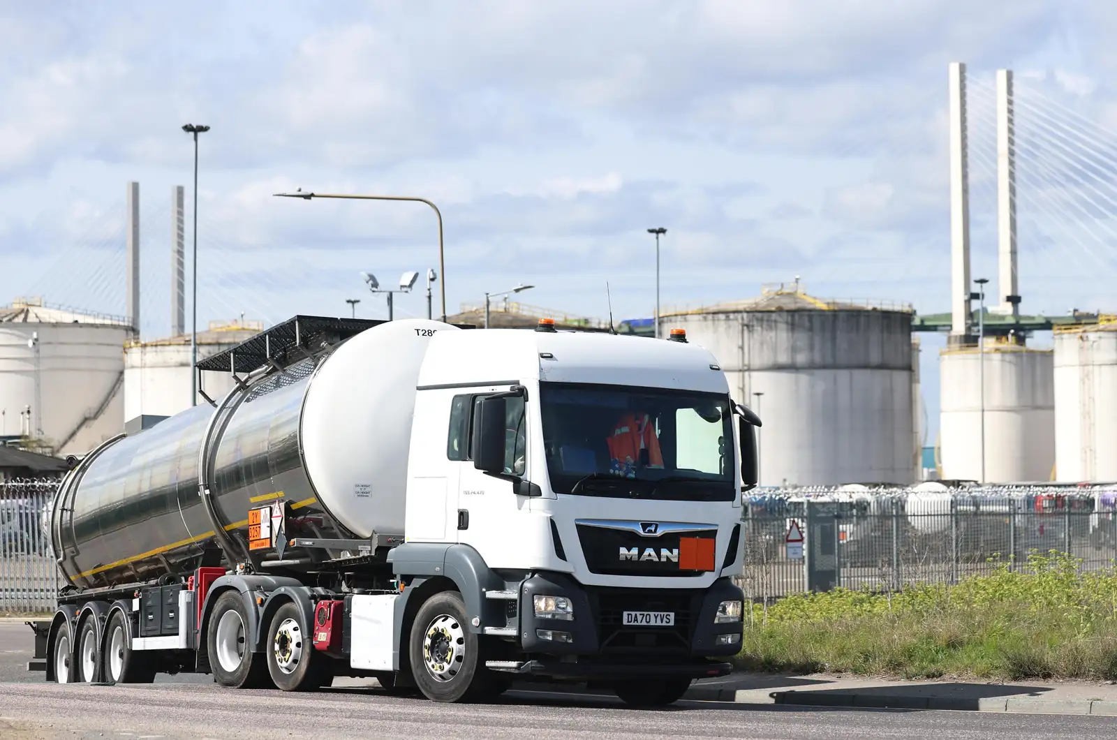 epa12889054 A tanker trucks enters the Navigator Terminal in Grays, Britain, 14 April 2026. Oil prices have risen above 100 US dollars a barrel again as the US Navy begins a blockade of the Strait of Hormuz following the collapse of ceasefire negotiations between Iran and the United States. Meanwhile, leasing of electric vehicles has surged across Europe amid rising petrol prices linked to the Iran war.  EPA/NEIL HALL