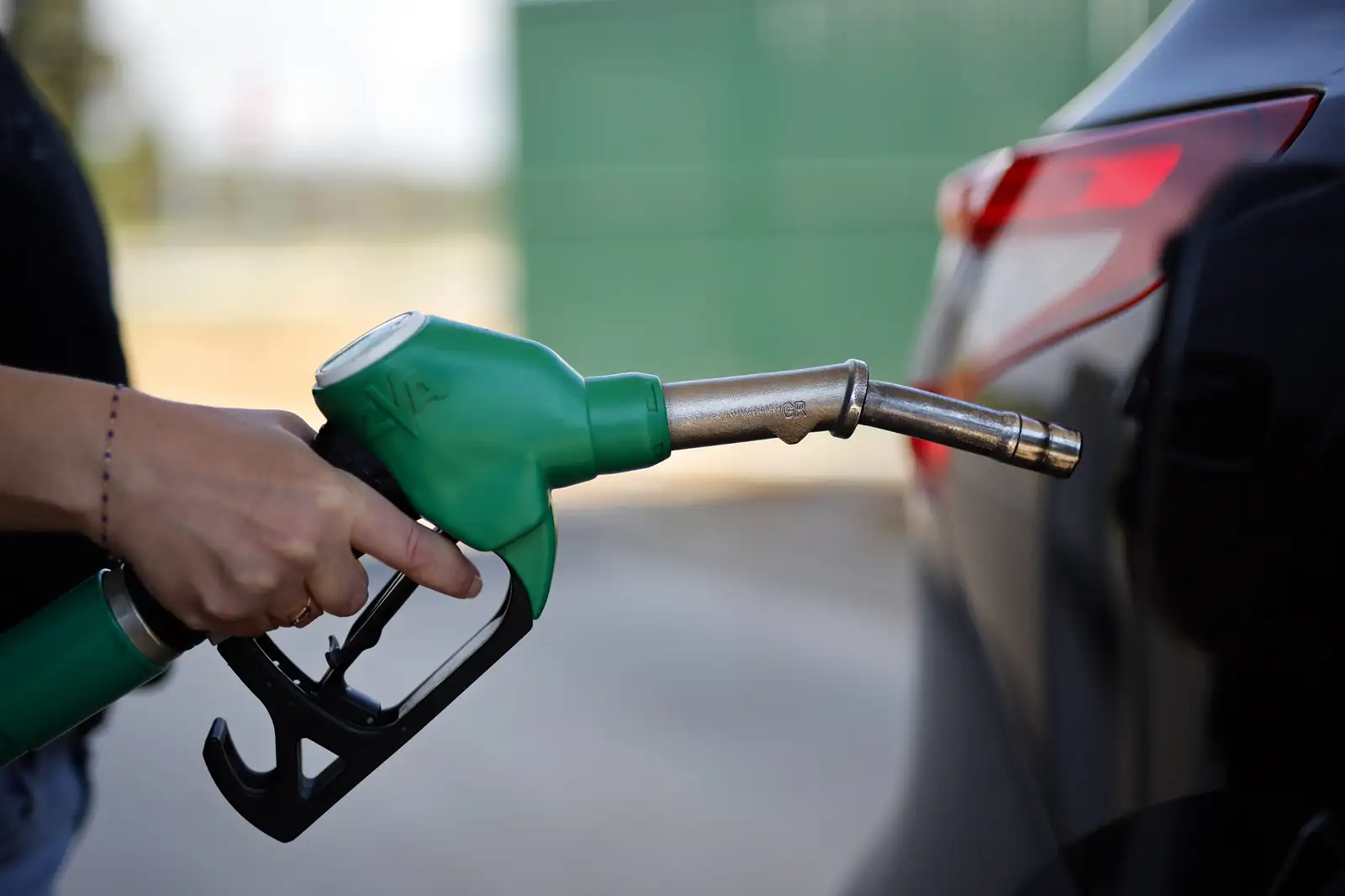epa12902613 A woman puts oil in her car at a petrol station in Clermont-l'Herault, France, 20 April 2026. Oil prices have surged past 94.65 USD per barrel of Brent following conflict in the Middle East.  EPA/Guillaume Horcajuelo