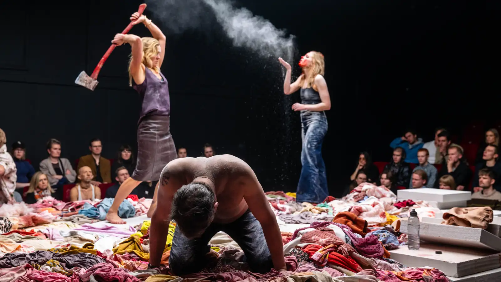 Leikstjórinn lofar átakamiklu leikhúskvöldi