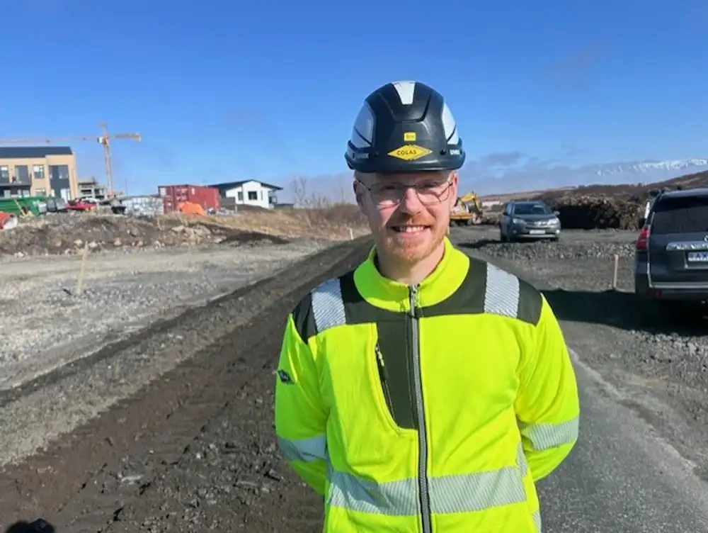 Á myndinni er Örn Pétursson sviðsstjóri framkvæmda hjá Colas.