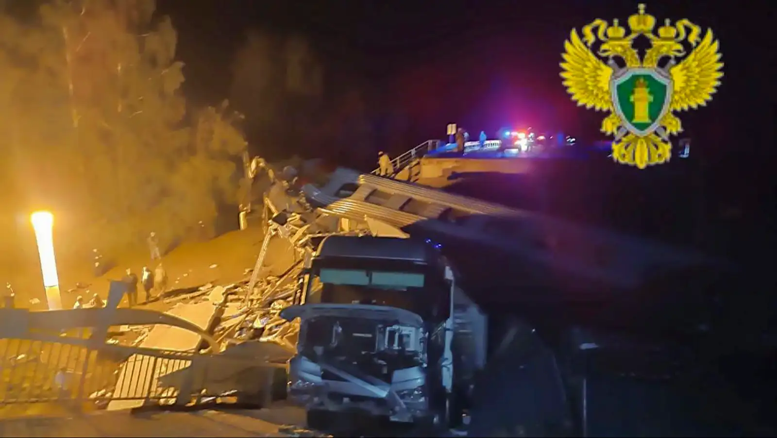 epa12148554 A handout photo made available by the Moscow Interregional Transport Prosecutor's Office shows Russian rescuers working at the site after a bridge collapsed on a passenger train in the Vygonichsky district, Bryansk region, Russia, 01 June 2025. According to Bryansk region governor, Alexander Bogomaz, at least seven people died in the incident. The total number of victims is 69 people, including three children. Three of the victims are in serious condition, including one child. 44 people have been hospitalized.  EPA-EFE/MOSCOW INTERREGIONAL TRANSPORT PROSECUTOR'S OFFICE / HANDOUT  HANDOUT EDITORIAL USE ONLY/NO SALES