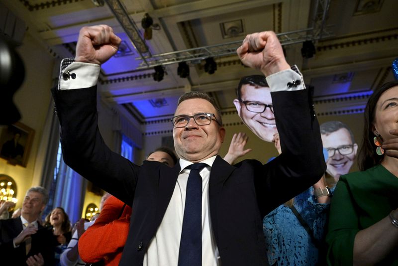 Petteri Orpo, leiðtogi Íhaldsmanna, fagnar sigri.