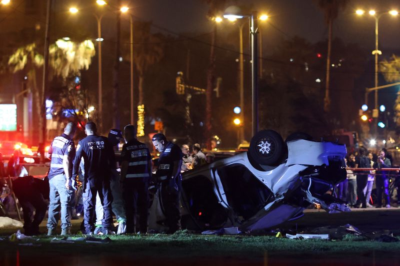 Bíll árásarmanns í Tel Aviv á hvolfi.