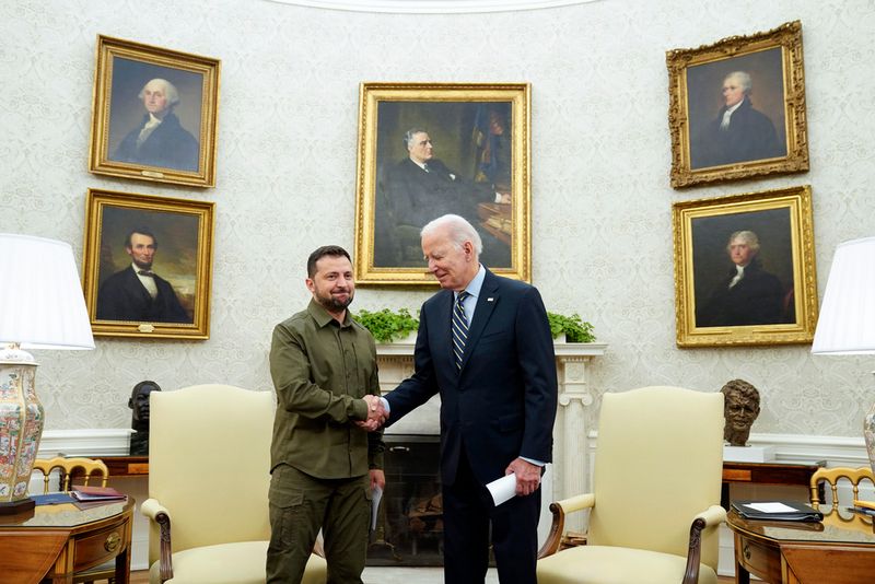 Volodymyr Zelensky, forseti Úkraínu og Joe Biden, Bandaríkjaforseti, takast í hendur í Hvíta húsinu.