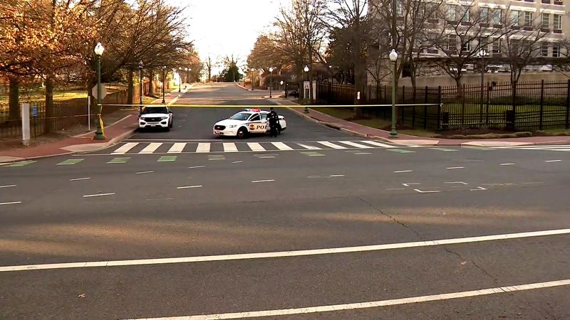 Lögregla við afgirt svæði í Washington í Bandaríkjunum. Sendiráð Ísraels var girt af eftir að bandarískur hermaður kveikti í sér fyrir utan sendiráðið.