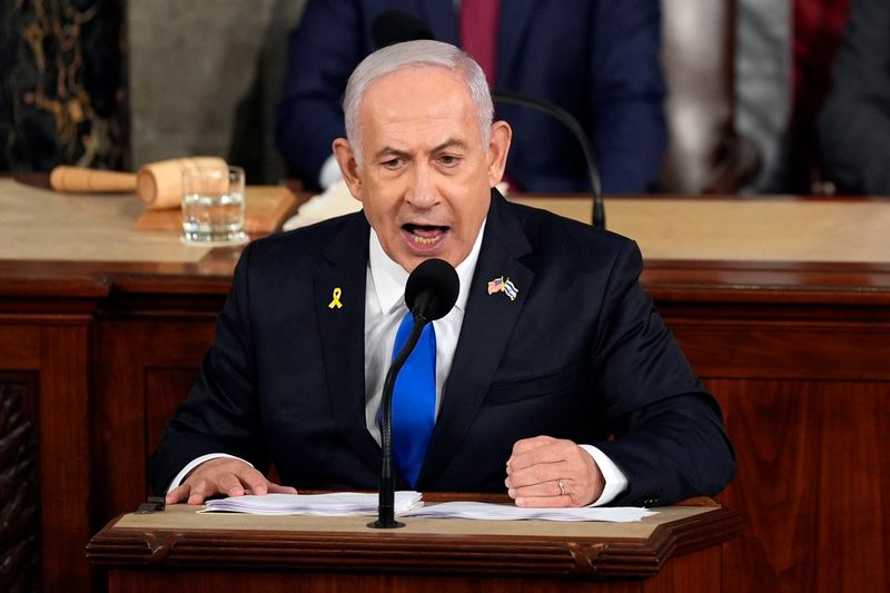 Benjamin Netanyahu í ræðupúlti að tala, alvarlegur á svip.
