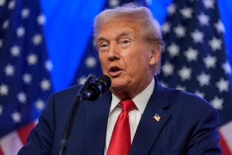 Donald Trump ávarpar viðstadda á blaðamannafundi í New Jersey 15. ágúst 2024. Fyrir aftan hann hangir bandaríski fáninn.