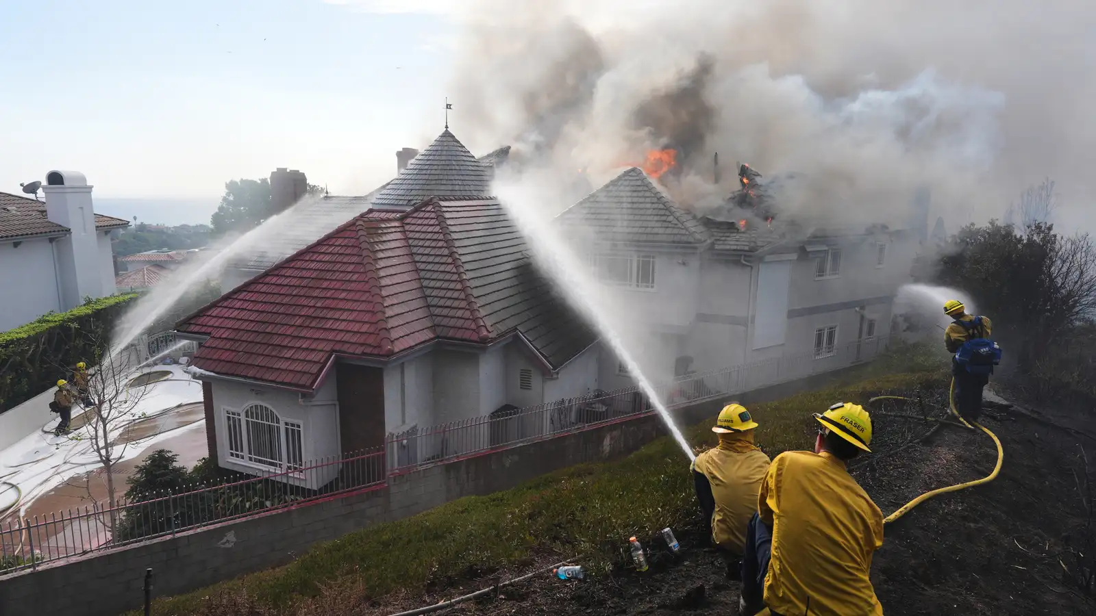 Glæsihýsi brenna í gróðureldum við Los Angeles