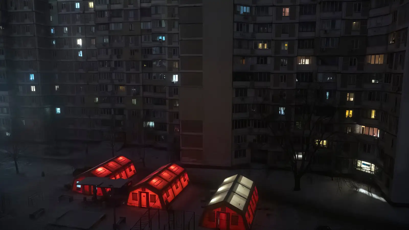 Þúsundir íbúa Kyiv án hita og leita skjóls í neyðarskýlum