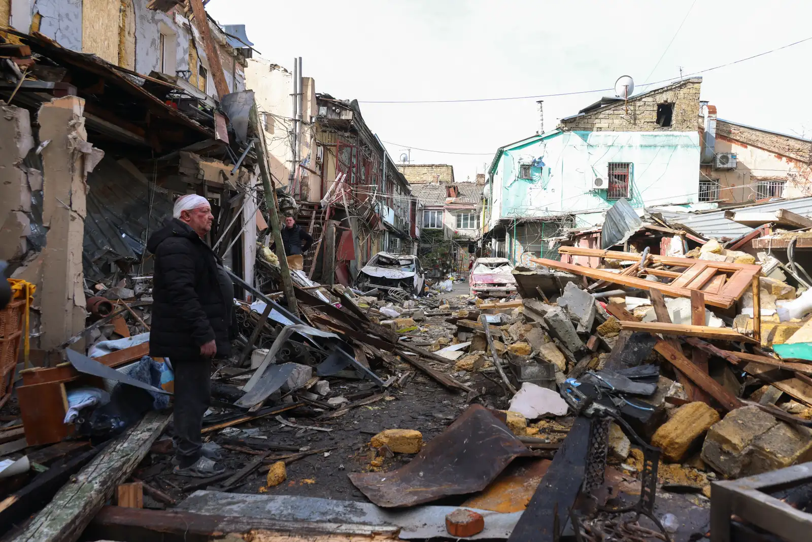 epa12911174 An injured man reacts at the site of the Russian strike on a residential area in Odesa, Ukraine, 24 April 2026, amid the Russian invasion. At least two people were killed and 14 others were injured after an overnight Russian attack on Odesa, according to the State Emergency Service of Ukraine (SES).  EPA/IGOR MASLOV