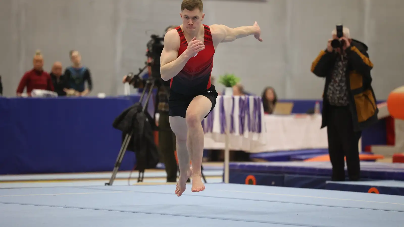 Íslandsmeistarinn fléttar saman fimleika og fasteignasölu