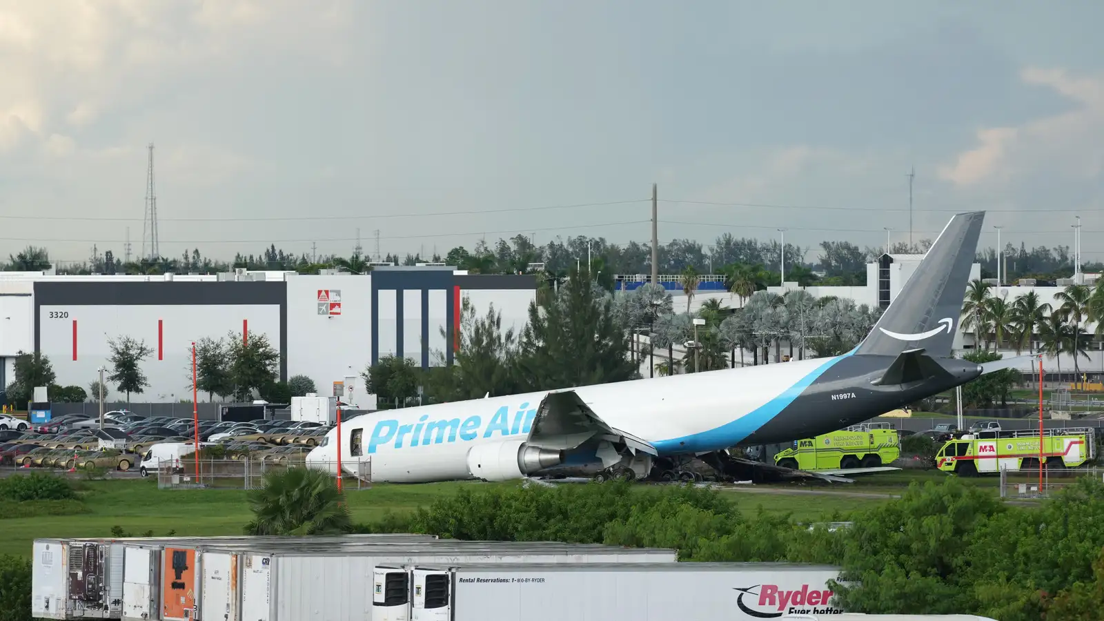 Fimm létust þegar Amazon-flutningavél rann út af flugbraut í Miami