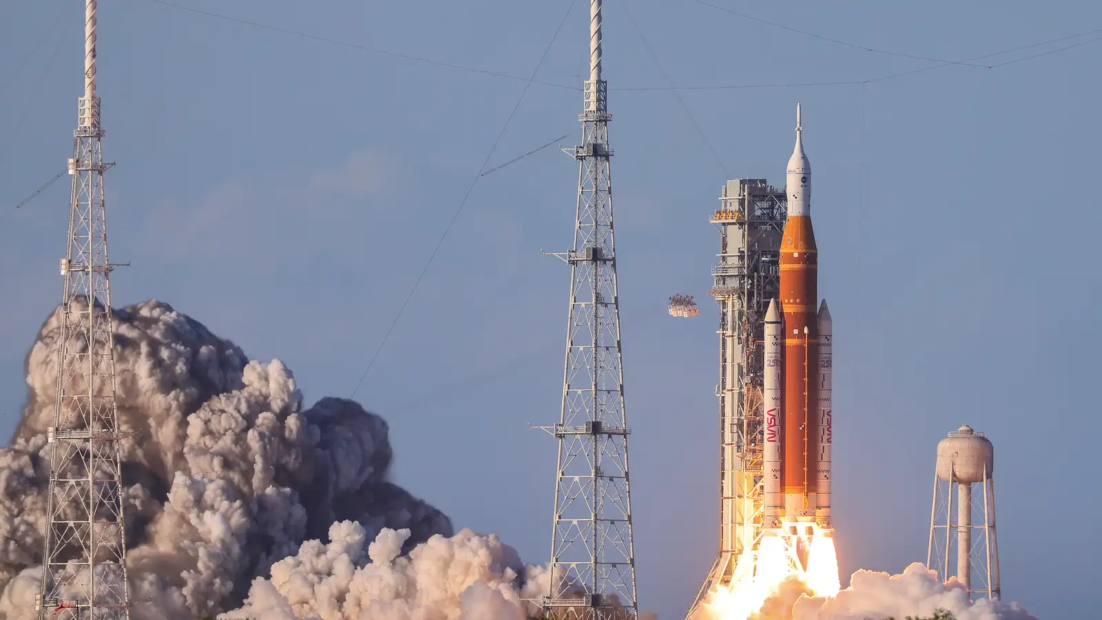 Fyrsta mannaða tunglferðin í meira en hálfa öld