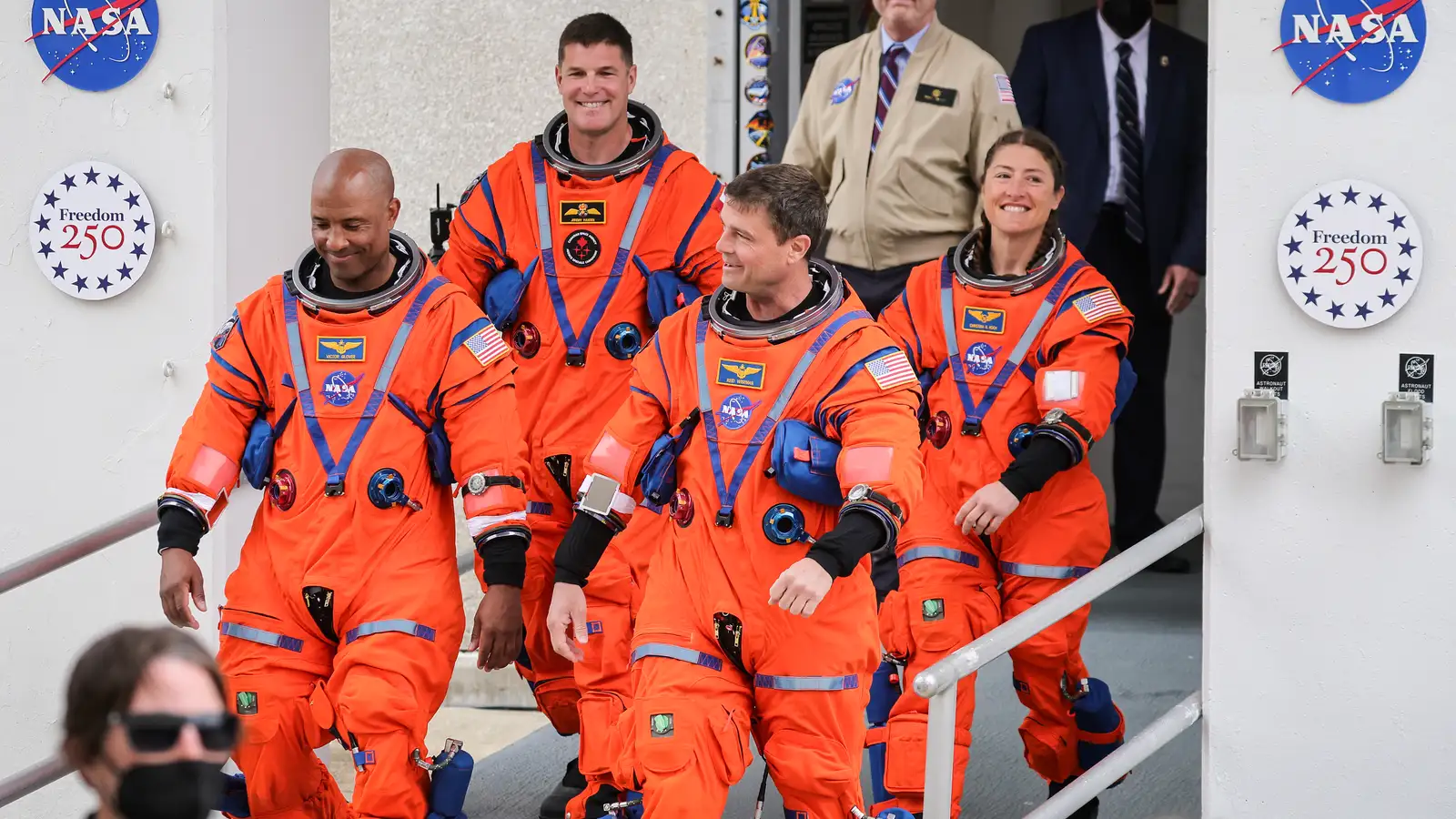 Orion-farinu þeytt af sporbaug jarðar í átt til tunglsins í nótt