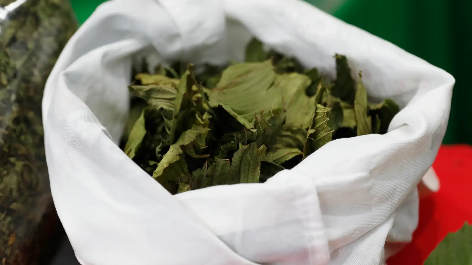Játaði innflutning á kratom og sagðist fá sér það eins og kaffi