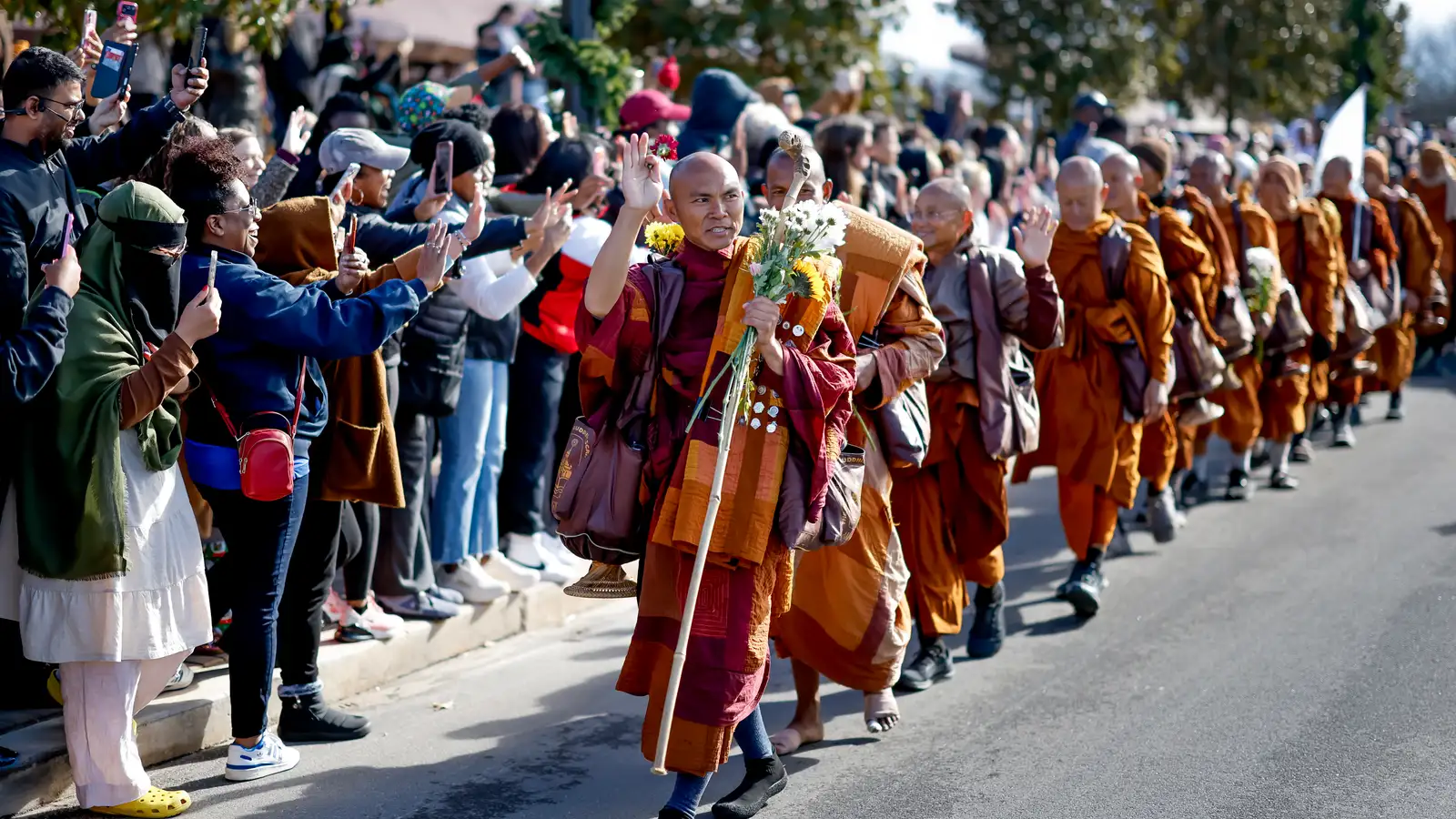 Ganga nærri 4.000 kílómetra friðargöngu