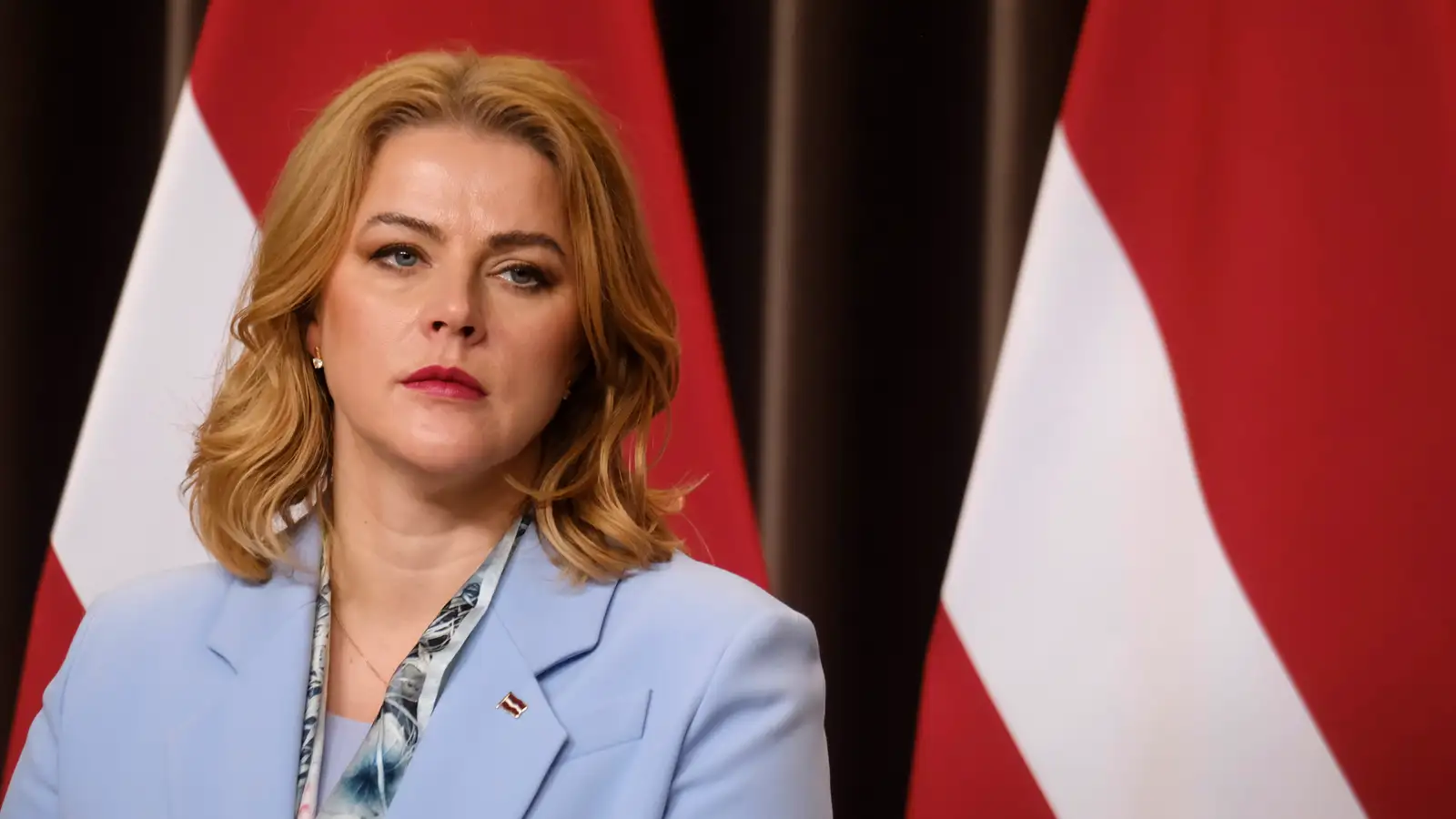 Forsætisráðherrann segir einnig af sér