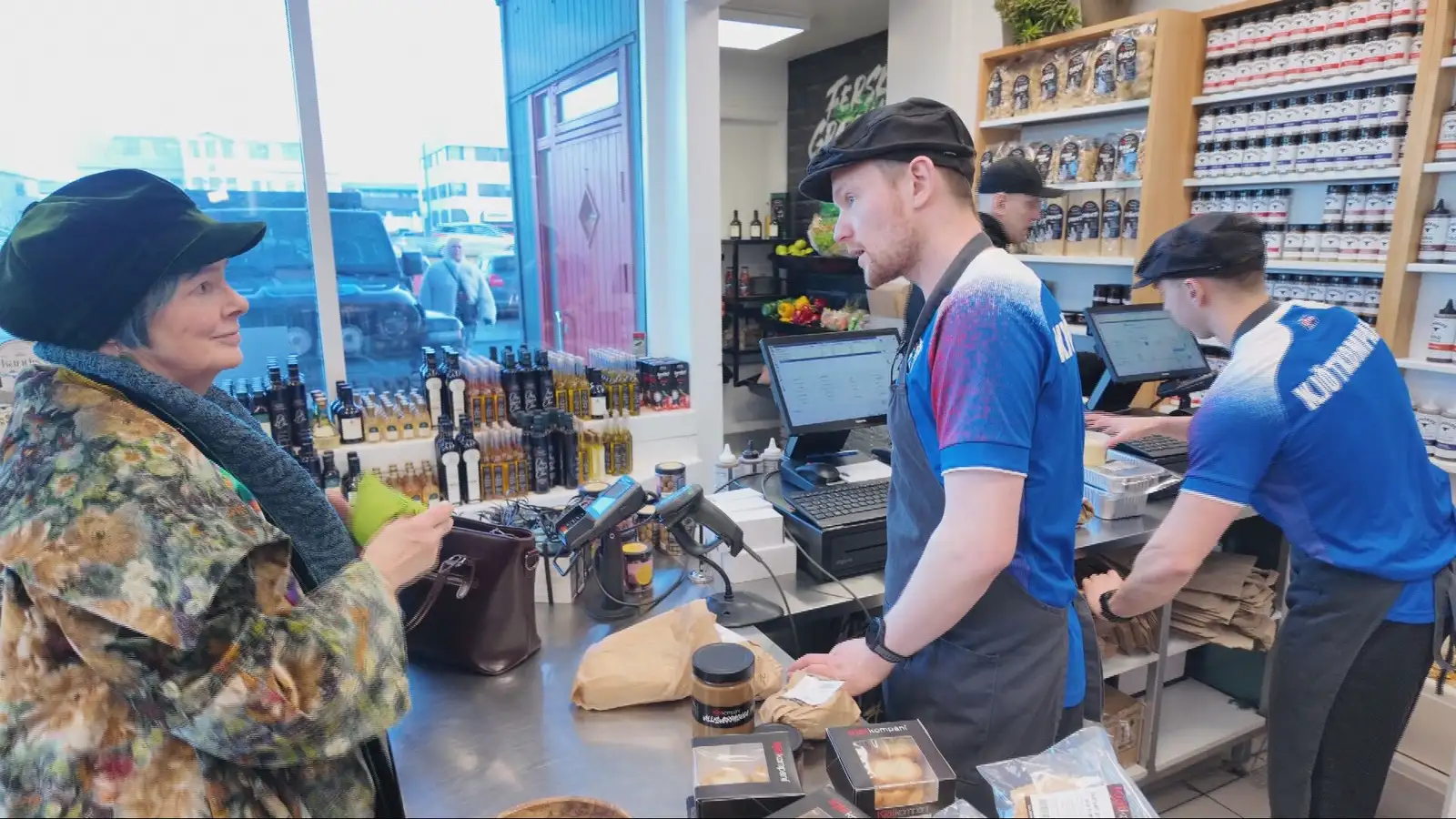 Konur gleðja bændur með gjöfum