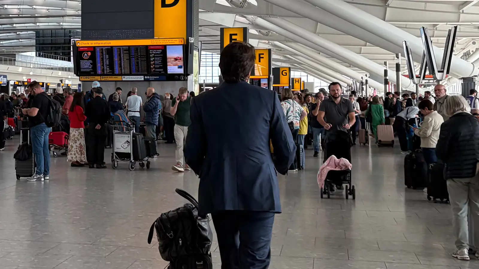 Áfram truflanir í Bretlandi – Búið að aflýsa 177 flugferðum