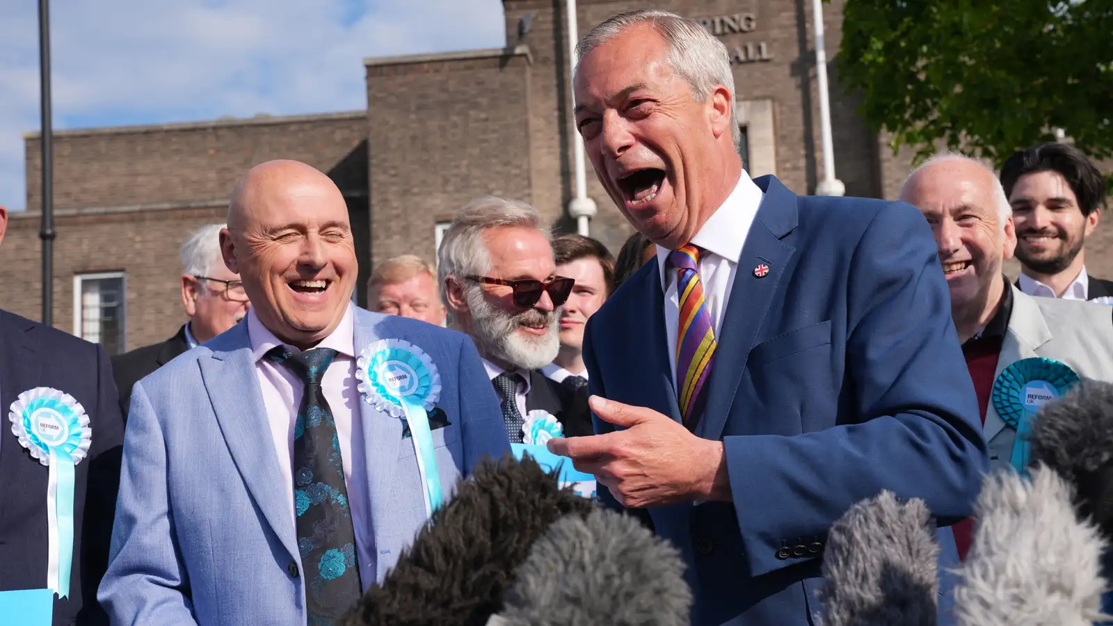 Ekkert fararsnið á Starmer en Farage kampakátur