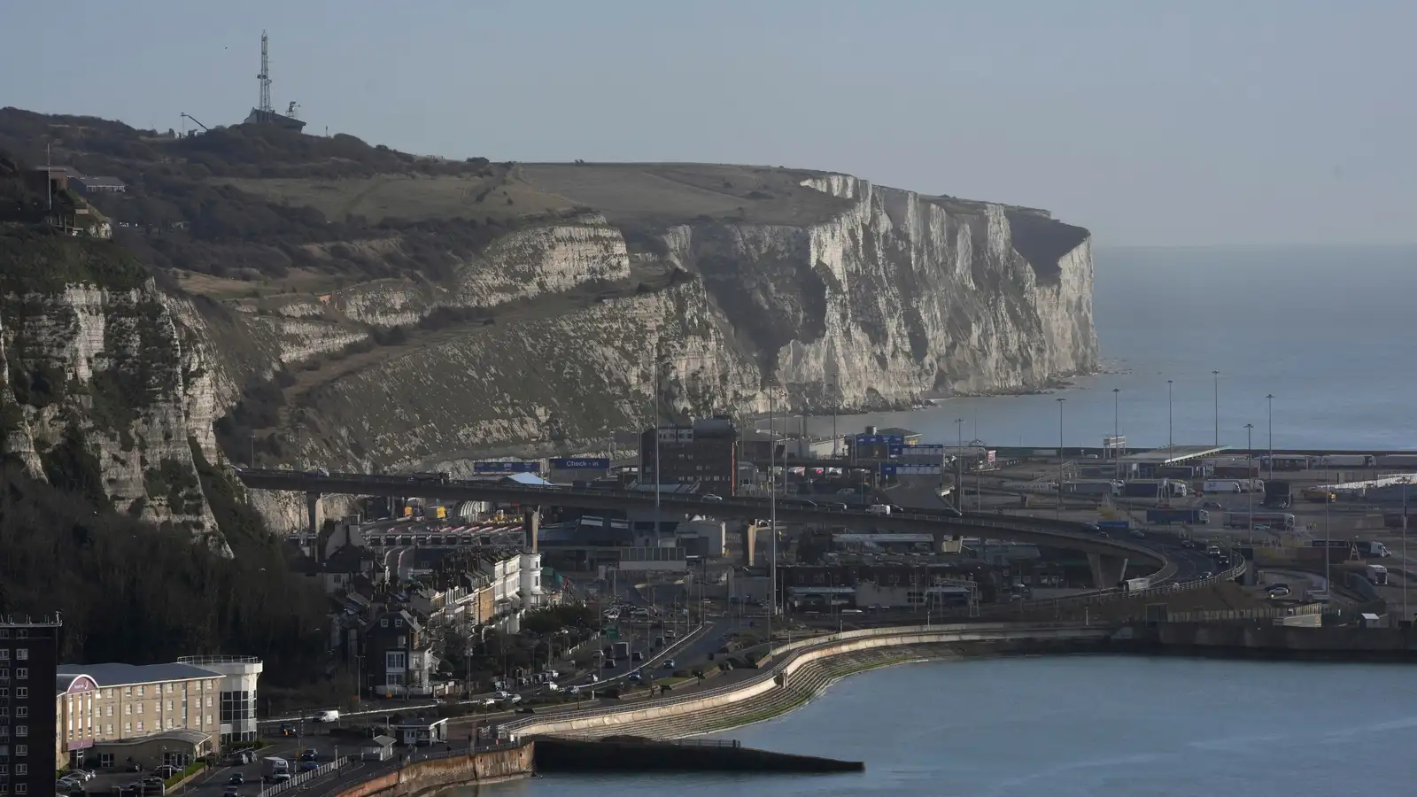 Mótmæla komu flóttafólks með því að loka fyrir umferð að höfninni í Dover