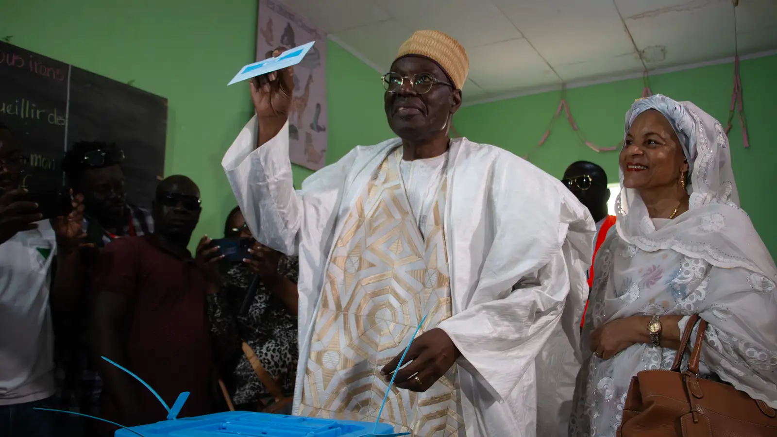 Tchiroma Bakary lýsir sigri á Facebook