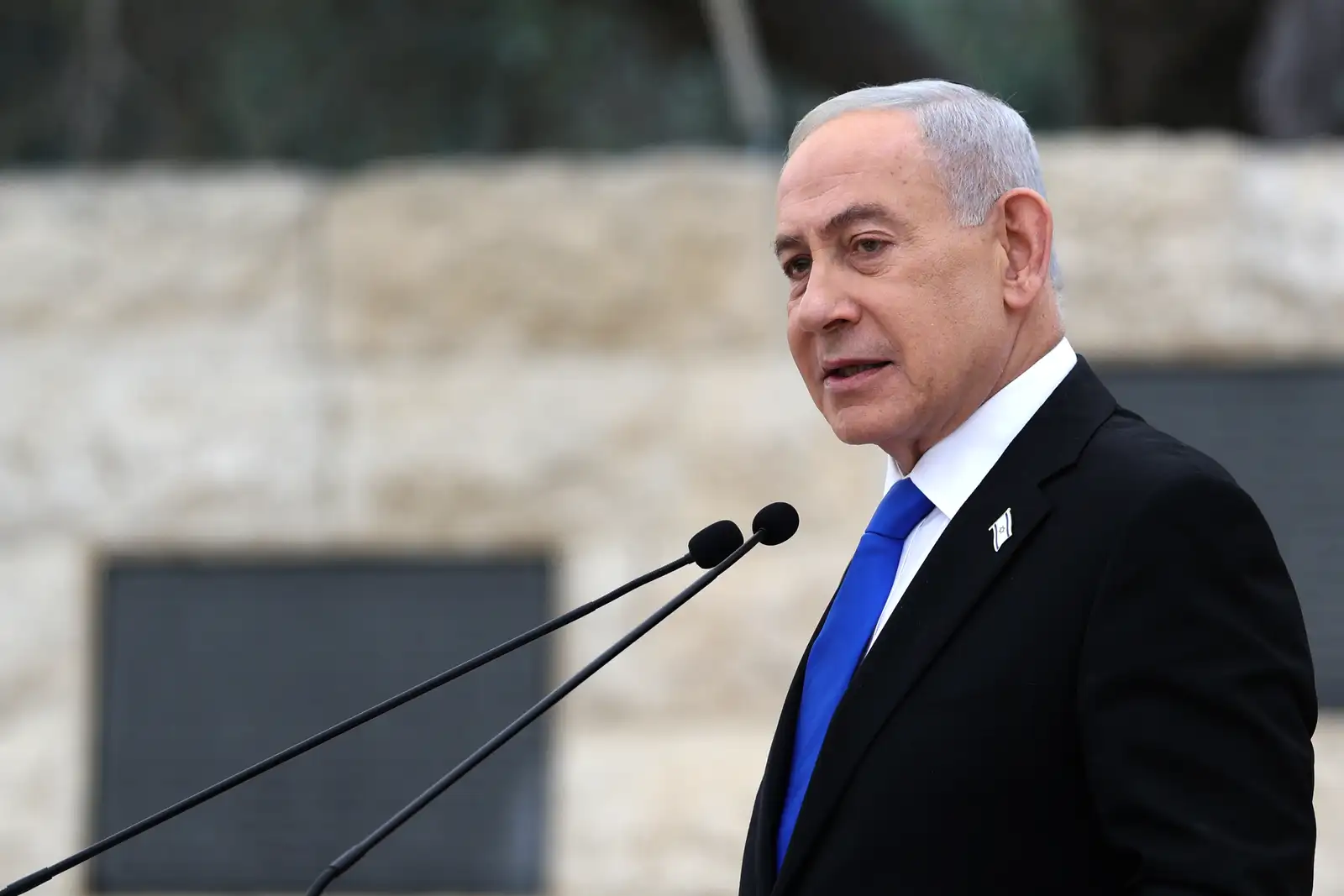 epa12904298 Israeli Prime Minister Benjamin Netanyahu speaks during a ceremony commemorating Israel’s Remembrance Day for fallen soldiers, or Yom HaZikaron, at the Military Cemetery on Mount Herzl in Jerusalem, 21 April 2026.  EPA/ILIA YEFIMOVICH / POOL