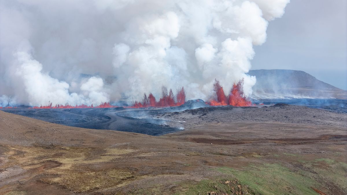 Eruption on the Reykjanes Peninsula on May 29. Pictures from the afternoon after the magma entered the groundwater, with the result that black smoke rose high.