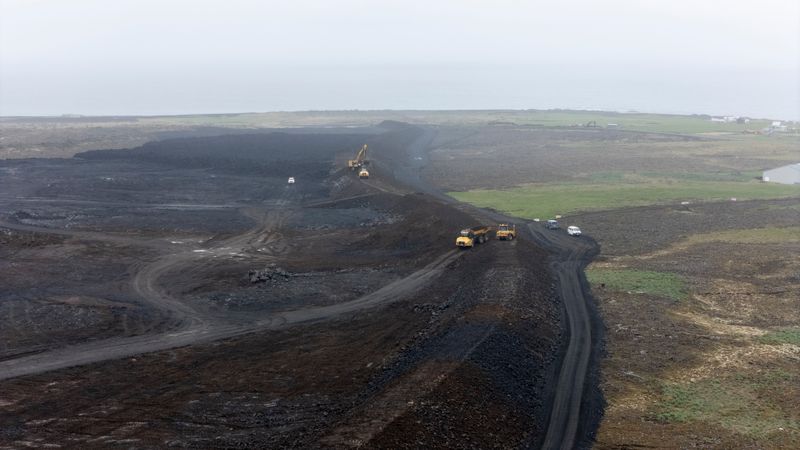 Die Arbeiten an den Verteidigungsanlagen gehen weiter, obwohl der Ausbruch bereits zum achten Mal begonnen hat. Foto aufgenommen am 30. Mai 2024.