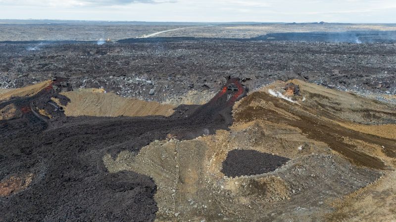 Verteidigungsgärten auf Sýlingarfell. Lava ergießt sich über Gärten, in denen Wasser zur Kühlung versprüht wird.