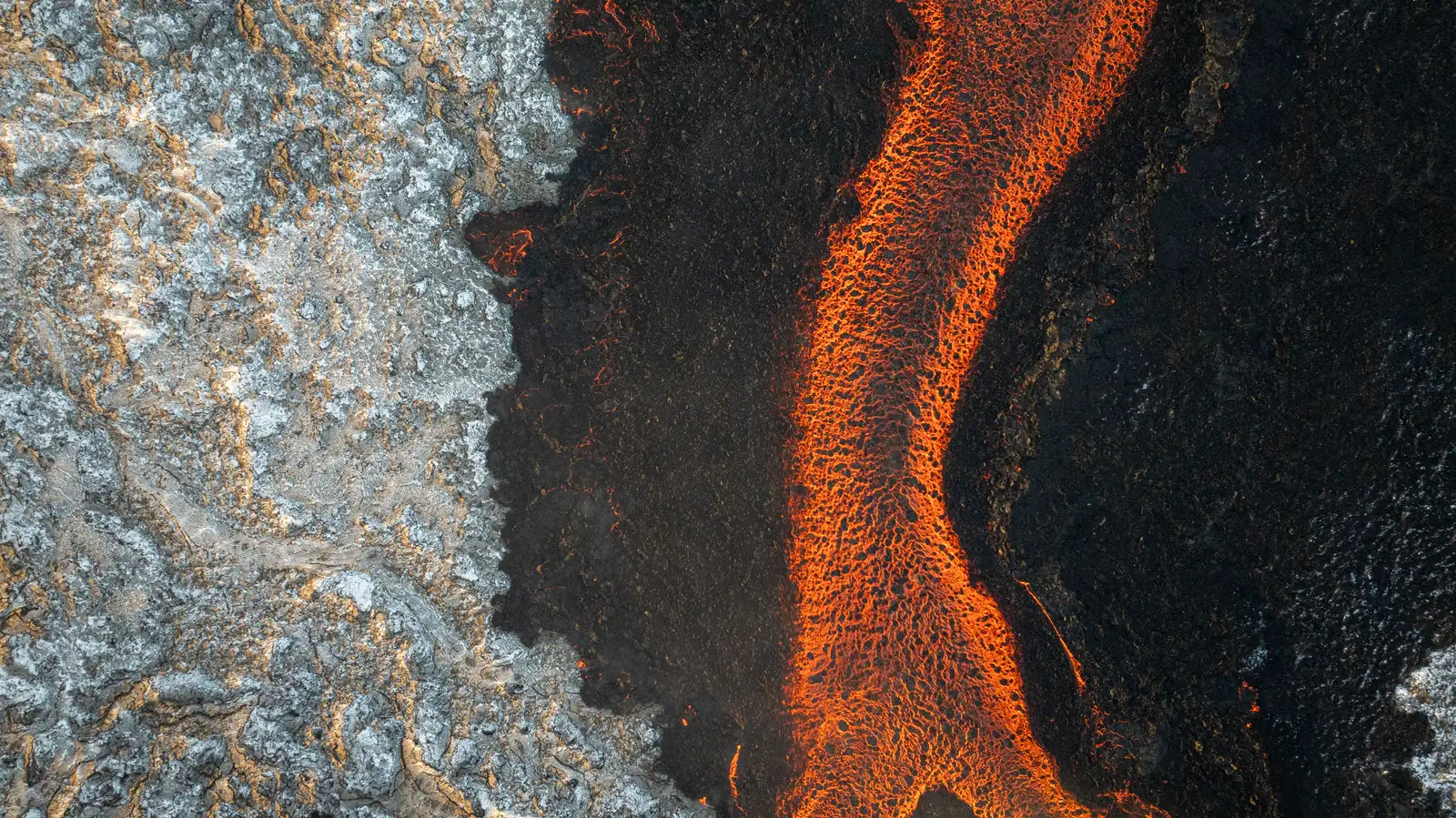 Lava fließt entlang der Deiche der Blauen Lagune.