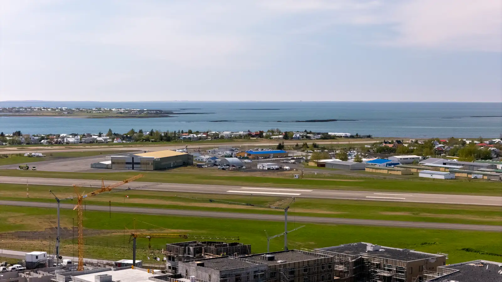 Dekk sprakk við lendingu á Reykjavíkurflugvelli