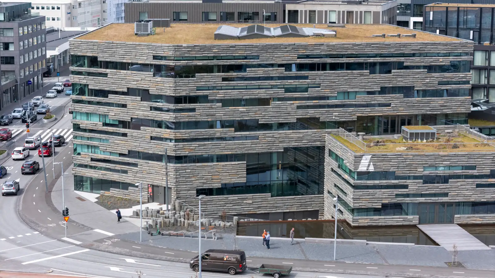 Landsbankinn bíður fram yfir helgi með nýjar lánaumsóknir