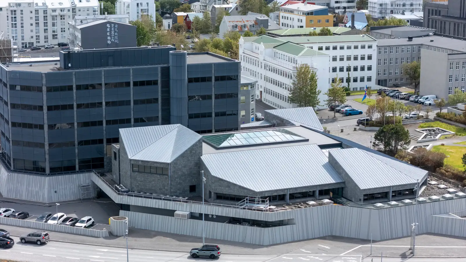 Spá því að stýrivextir hækki og verði áfram háir