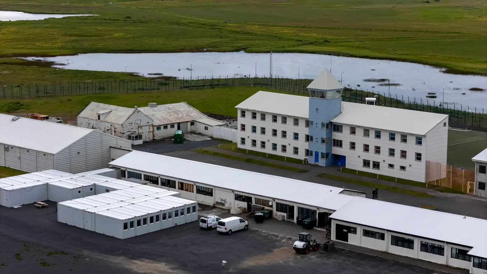 Loftmynd af fangelsinu Litla-Hrauni að sumarlagi