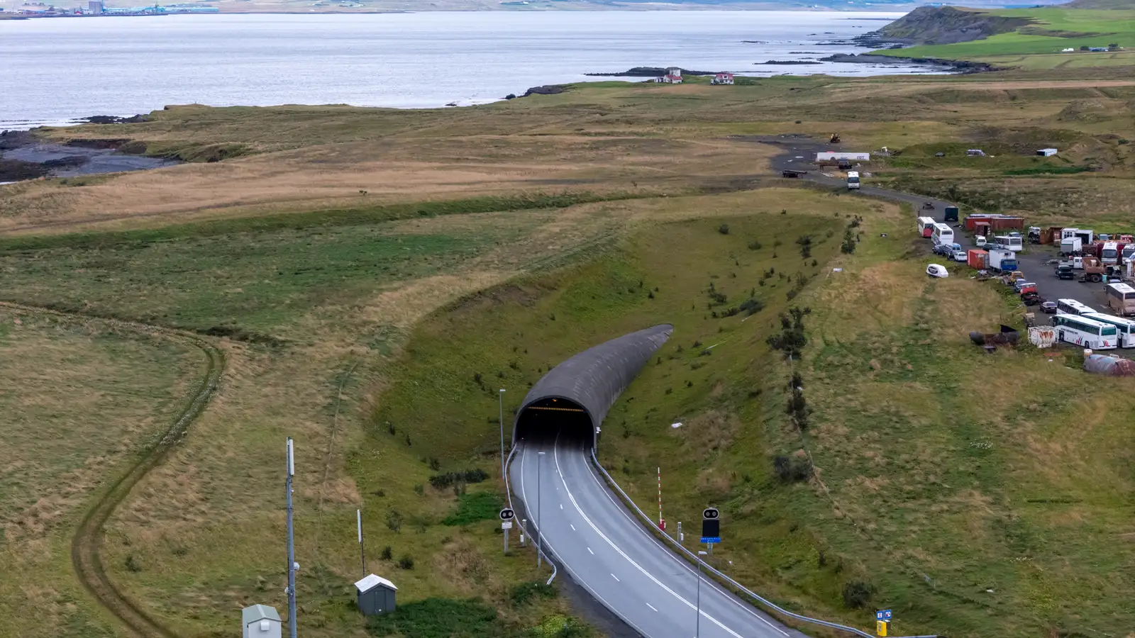 Lofmynd sem sýnir syðri inngang Hvalfjarðargangs