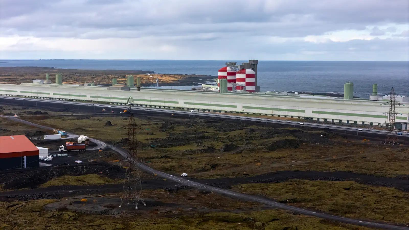 Tilkynnt um eld í bíl í Straumsvík